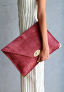 Symmetria soft clutch in rosewood: Gold / Large