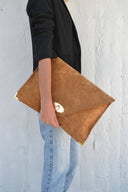 Symmetria large soft clutch in caramel: Gold / Large